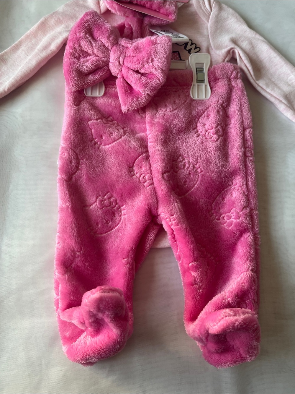 Hello Kitty Winter Themed Pink Baby Set with Bow - Picture 4 of 4
